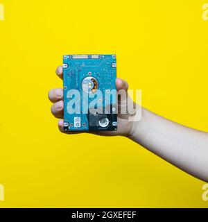 Un disque dur de 2.5 pouces dans la main d'une femme Banque D'Images