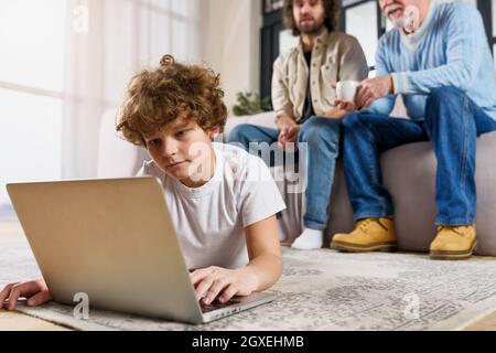 Les enfants surfent sur le Web avec un ordinateur portable à la maison Banque D'Images