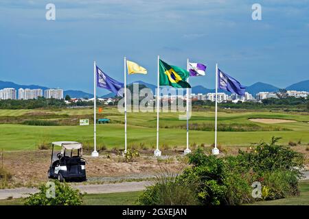 RIO DE JANEIRO, BRÉSIL - 08 JANVIER 2020 : drapeaux au vent et voiturette de golf garée au Rio Olympic Golf course à Barra da Tijuca Banque D'Images
