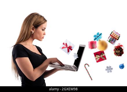 Fille commande des cadeaux de Noël avec son ordinateur portable dans une boutique en ligne Banque D'Images