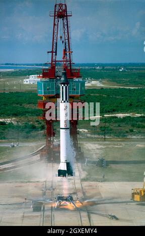 DÉCOLLAGE DE MR-3 (MERCURY-REDSTONE 3), VOL SOUS-ORBITAL AVEC PILOTE. L'ASTRONAUTE SHEPARD, ALAN, PREMIER HOMME DANS L'ESPACE. 5 MAI 1961, Banque D'Images