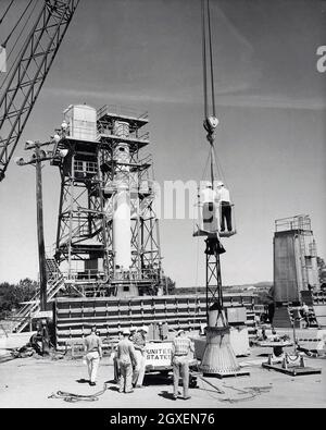 Cette photo montre l'INSTALLATION D'UN SYSTÈME D'ÉVACUATION DU MERCURE ET DE LA CAPSULE SUR LE DESSUS DE BOOSTER AVANT LE TIR D'ESSAI DE MERCURE REDSTONE Redstone-AU BANC D'ESSAI DU MARSHALL Space Flight Center (MSFC). Assemblé par MSFC, mercure-REDSTONE A ÉTÉ CONÇU POUR PLACER un vaisseau spatial habité en vol orbital AUTOUR DE LA TERRE ET DE RÉCUPÉRER EN TOUTE SÉCURITÉ. Banque D'Images