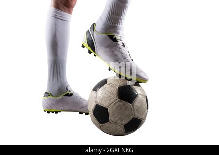 Joueur de football avec Soccerball prêt à jouer au football. Isolé sur fond blanc Banque D'Images