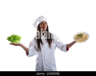 Le chef n'a pas décidé de manger entre une salade fraîche ou un plat de pâtes Banque D'Images