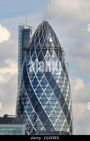 Le bâtiment Gherkin ou le bâtiment 30 St Mary Ax vu de London Eye, Londres, Royaume-Uni Banque D'Images