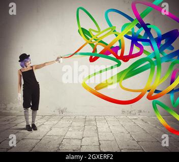 Femme clown avec des traces de peinture en aérosol de couleur Banque D'Images