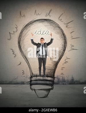 Homme d'affaires tenant une idée à l'intérieur d'une ampoule Banque D'Images