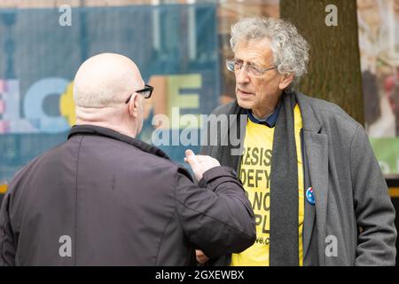 5 octobre 2021, Manchester, Royaume-Uni. Piers Corbyn avec des affiches anti vax à l'extérieur de l'hôtel Midland à St Peters Square Manchester. La conférence du Cary conservateur 2021 se tiendra du 3 au 6 octobre, dans le centre des congrès de Manchester Central. Image garyroberts/worldwidefeatures.com crédit: GARY ROBERTS/Alay Live News Banque D'Images