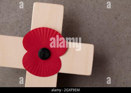 Un coquelicot rouge souvenir sur une croix en bois. Concept militaire de jour du souvenir Banque D'Images