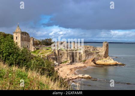 ST ANDREWS FIFE ECOSSE LE CHÂTEAU SURPLOMBANT LA MER Banque D'Images