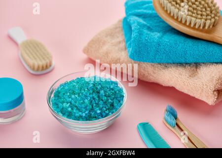 Produits de soins buccaux et cutanés, vue rapprochée, fond rose, personne. Concept de soins de santé et de soins dentaires matinaux, hygiène Banque D'Images