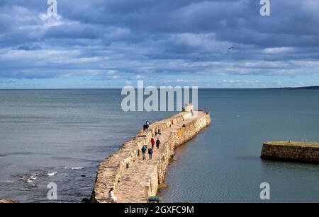ST ANDREWS FIFE ECOSSE LE MUR PRINCIPAL DU PORT EN PLEIN SOLEIL DE LA FIN DE L'ÉTÉ Banque D'Images