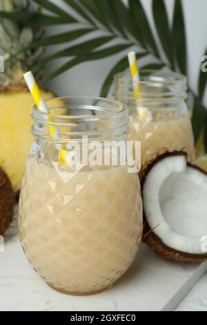 Pina colada cocktails et ingrédients, gros plan. Banque D'Images