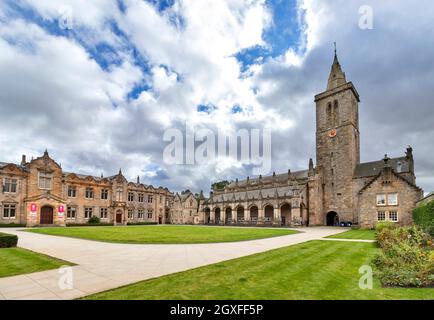ST ANDREWS UNIVERSITY FIFE SCOTLAND ST SALVATOR'S QUAD AVEC DES ÉCOLES CHAPELLE ET PELOUSES Banque D'Images