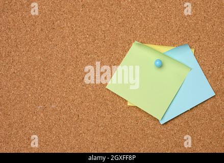 autocollants en papier colorés collés sur un tableau marron, une idée et un multitâche, gros plan Banque D'Images