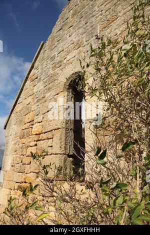 Chapelle mortuaire abandonnée sur Church Hill, Alnmouth, Northumberland, Royaume-Uni. Banque D'Images