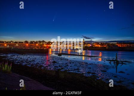 Berwick upon Tweed. La comète Neowise dans le ciel nocturne au-dessus de la ville la plus au nord de l'Angleterre. Banque D'Images