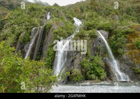 Cascades autour du glacier François-Joseph sur la côte ouest À l'île du Sud de la Nouvelle-Zélande Banque D'Images