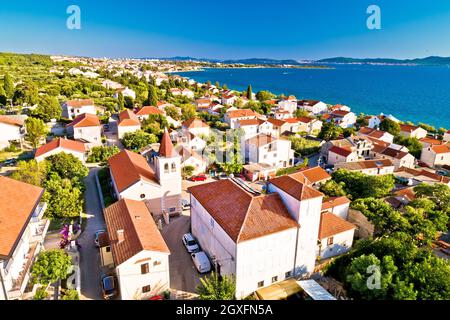 Zadar. Village de Diklo église et côte dans l'archipel de Zadar vue aérienne, région de Dalmatie en Croatie Banque D'Images