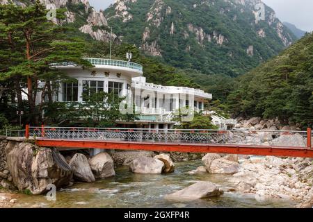 Province de Kangwon, Corée du Nord - 26 juillet 2014 : restaurant Mokrankwan et pont de fer sur une rivière de montagne. Monter Kumgang Banque D'Images