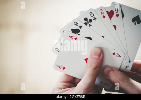 Jeune homme est jeux de cartes, de découpe ses mains Banque D'Images