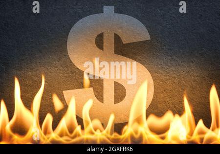Le symbole du dollar AMÉRICAIN s'allume dans les flammes du feu, comme symbole de la crise économique américaine, du déclin et de l'effondrement ou de la perturbation du marché américain Banque D'Images
