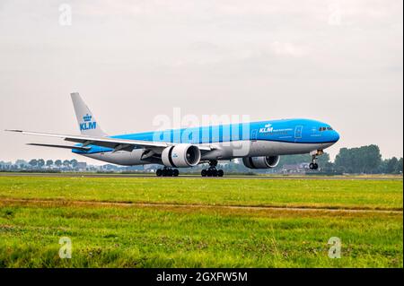 KLM Boeing 777 atterrissage à l'aéroport d'Amsterdam Schiphol Banque D'Images