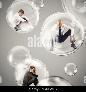 Les tristes hommes d’affaires s’envolent dans une bulle, et s’isolent à l’intérieur d’une bulle qui se détache du concept du monde extérieur Banque D'Images