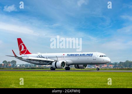 Les compagnies aériennes Turiksh Airbus A321 atterrissent à l'aéroport d'Amsterdam Schiphol Banque D'Images