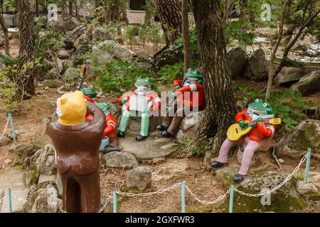 Province de Kangwon, Corée du Nord - 26 juillet 2014 : grenouilles jouant des instruments de musique. Groupe de grenouilles près du restaurant Mokrankwan. Personnages de dessins animés coréens. Protocole d'entente Banque D'Images