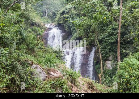 Cascade près du tunnel de Ramboda, Nuwara Eliya, Sri Lanka Banque D'Images