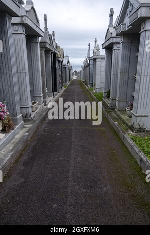 Vieux cimetière avec la mer en arrière-plan Banque D'Images