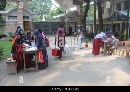 Les étudiants de l'Université de Dhaka ont commencé à retourner dans les résidences après une fermeture d'un an et demi due à la pandémie du coronavirus le 05 octobre 2021 à Dhaka, au Bangladesh. Photo de Habibur Rahman/ABACAPRESS.COM Banque D'Images