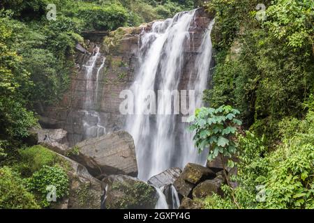 Cascade près du tunnel de Ramboda, Nuwara Eliya, Sri Lanka Banque D'Images