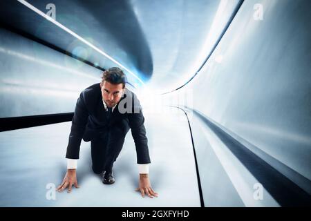 Homme d'affaires dans un tunnel futuriste avec des lumières Banque D'Images