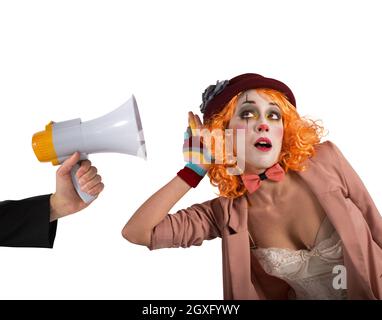 Clown entend un mégaphone avec une expression d'alerte Banque D'Images