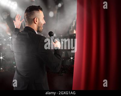 Homme parlant sur le microphone sur scène de théâtre Banque D'Images