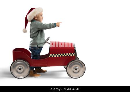 L'enfant qui joue avec sa voiture-jouet attend le Père Noël Banque D'Images