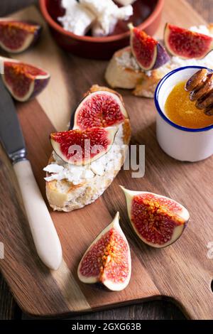 délicieux sandwichs avec figues, fromage feta et miel Banque D'Images