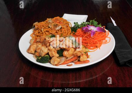 Plat traditionnel de cuisine japonaise connu sous le nom de poulet hibachi Banque D'Images