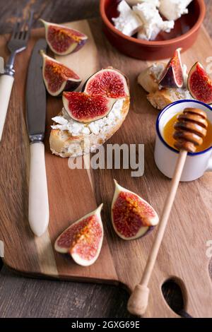 délicieux sandwichs avec figues, fromage feta et miel Banque D'Images