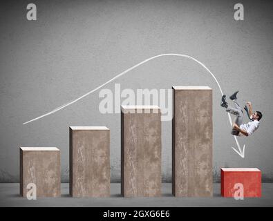 L'homme d'affaires tombe sur une statistique négative. Concept de crise et de problème Banque D'Images