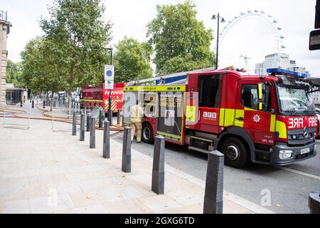 Les pompiers de Londres réagissent à un incendie à la station de métro de Westminster près du Parlement, dans le centre de Londres, le 5 octobre 2021, en tant que policier Banque D'Images