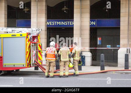 Les pompiers de Londres réagissent à un incendie à la station de métro de Westminster près du Parlement, dans le centre de Londres, le 5 octobre 2021, en tant que policier Banque D'Images