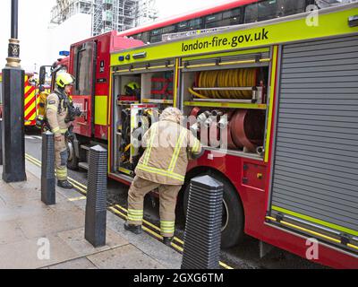 Les pompiers de Londres réagissent à un incendie à la station de métro de Westminster près du Parlement, dans le centre de Londres, le 5 octobre 2021, en tant que policier Banque D'Images