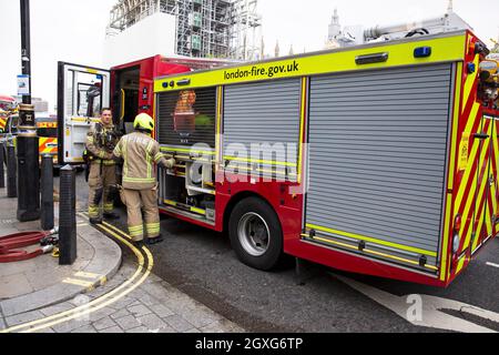 Les pompiers de Londres réagissent à un incendie à la station de métro de Westminster près du Parlement, dans le centre de Londres, le 5 octobre 2021, en tant que policier Banque D'Images