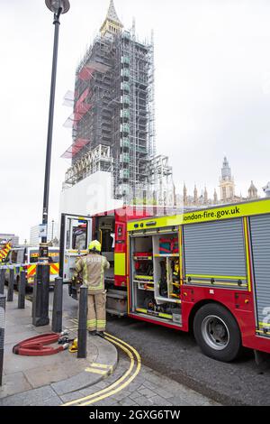 Les pompiers de Londres réagissent à un incendie à la station de métro de Westminster près du Parlement, dans le centre de Londres, le 5 octobre 2021, en tant que policier Banque D'Images