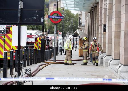 Les pompiers de Londres réagissent à un incendie à la station de métro de Westminster près du Parlement, dans le centre de Londres, le 5 octobre 2021, en tant que policier Banque D'Images