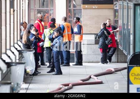 Les pompiers de Londres réagissent à un incendie à la station de métro de Westminster près du Parlement, dans le centre de Londres, le 5 octobre 2021, en tant que policier Banque D'Images