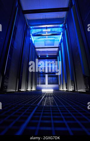 Illustration de l'emplacement technique avec différents disques durs et disques durs dans la salle des serveurs Banque D'Images